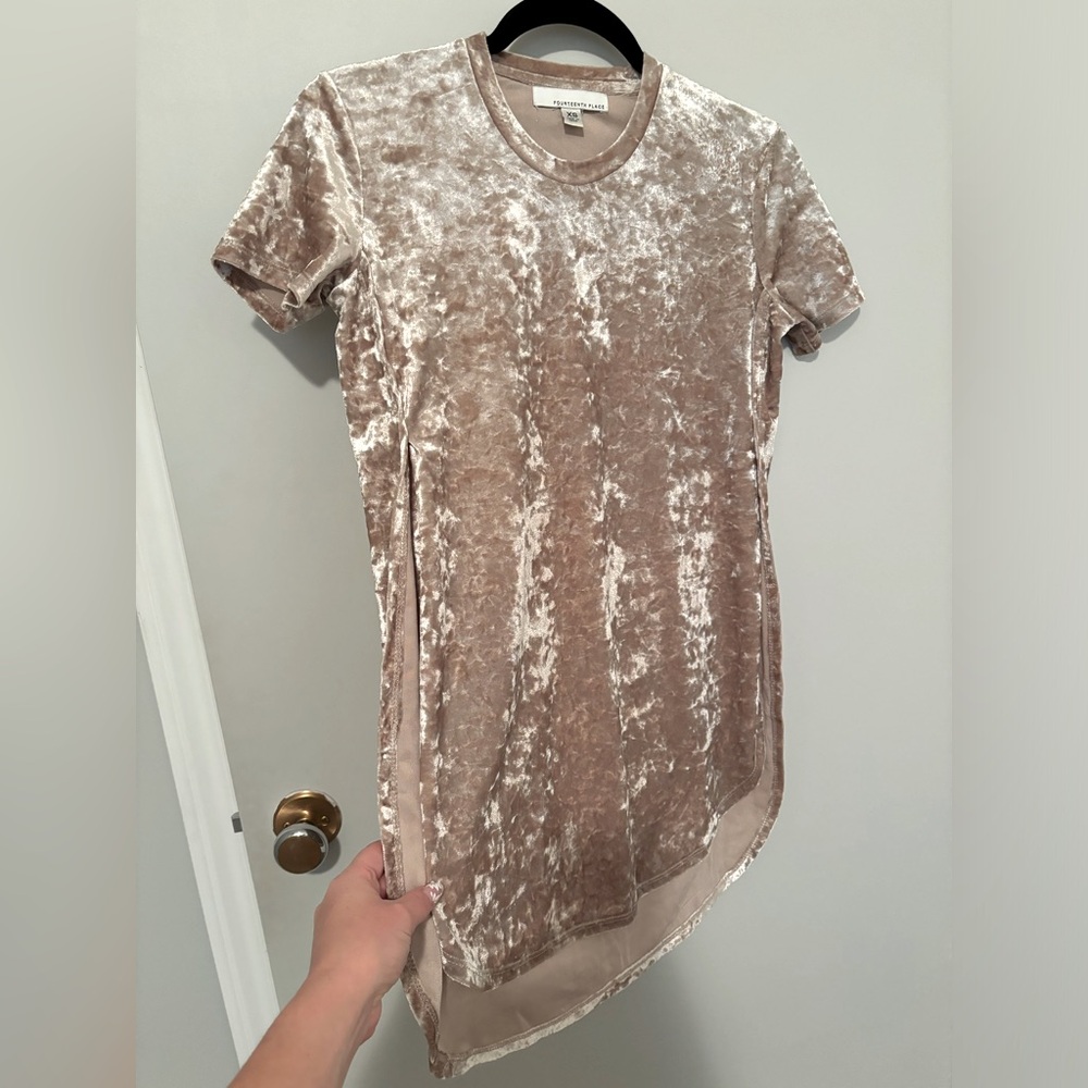 NEW Women’s Fourteenth Place tunic style champagne coloured velour top size XS